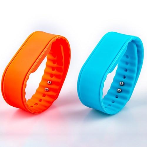 Adjustable nfc silicone wristbands